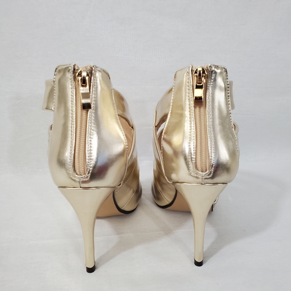 BNWOT - GOLD STRAPPY SHOES - Size 10 - Picture 4 of 12